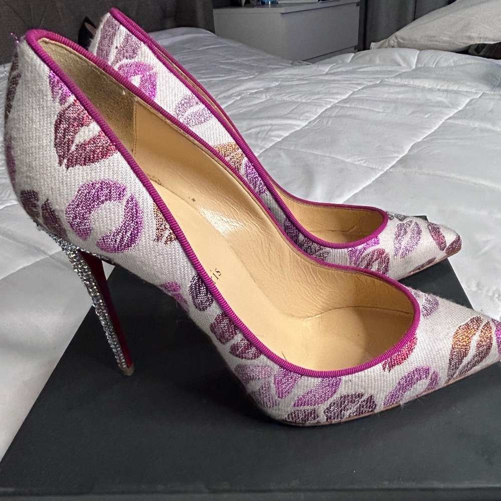 Metallic Lurex Lips Print
Strass Cosmopump 100
Pumps 39 White